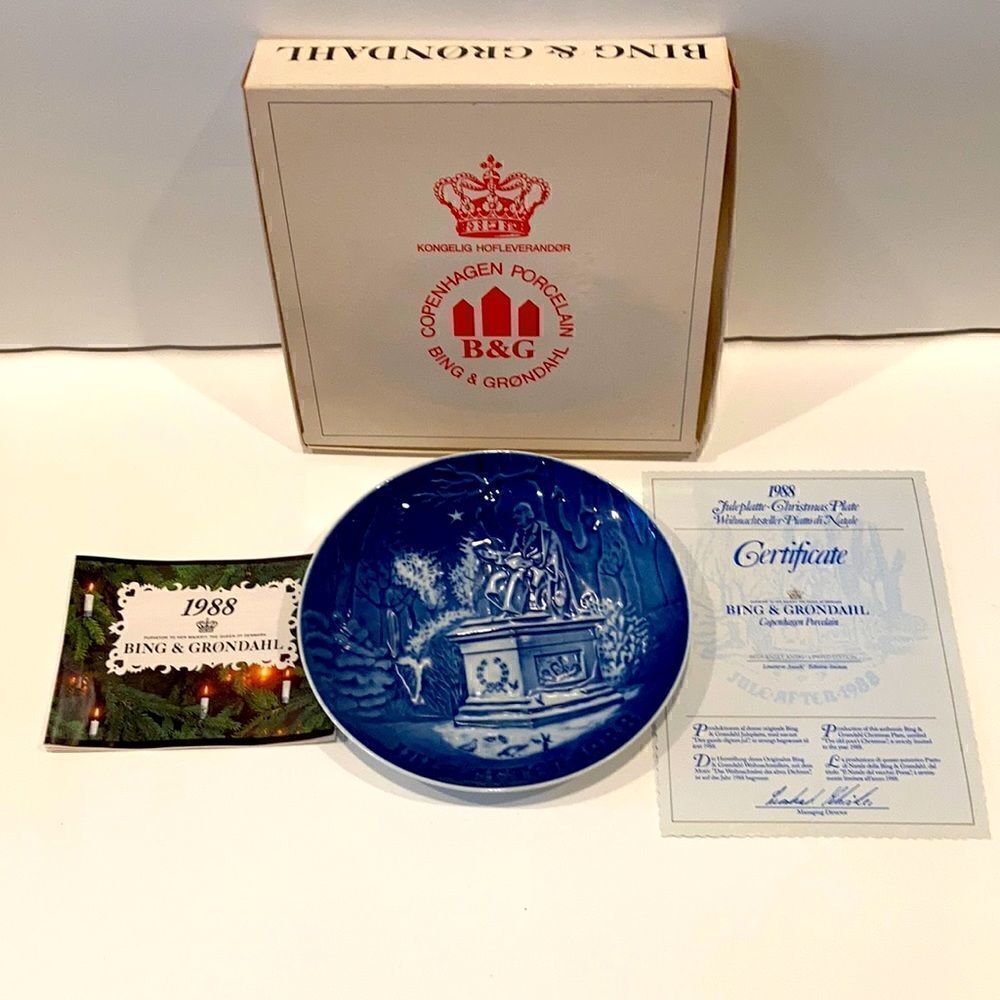The King's Garden in Copenhagen 1988 Bing & Grondahl Collectible Christmas Plate